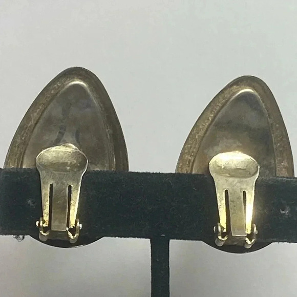 SHELL VINTAGE CLIP ON EARRINGS WITH LIME GREEN ACCENTS - Picture 6 of 9